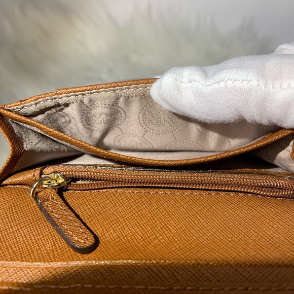 Michael Kors Authentic Pebbled Compact Wallet NWOT - Picture 6 of 10